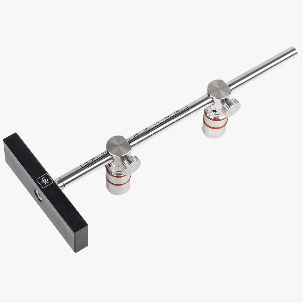 UJK Parf Repeat Stop – fermo di ripetizione in acciaio inox con barra scorrevole scala 0–96 mm, 2 perni di fissaggio con fascia arancione a basso profilo e corpo di arresto in alluminio nero con logo UJK