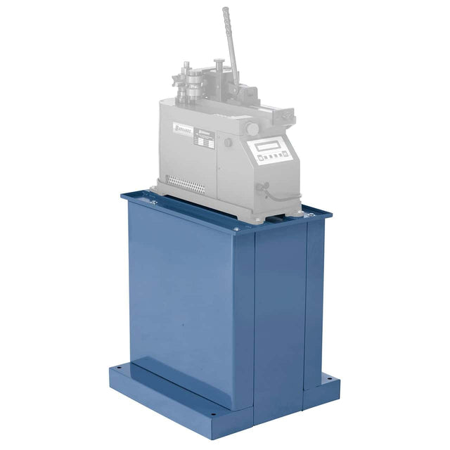 Basamento in acciaio installato sotto BM 42 A per garantire stabilità e sicurezza durante la piegatura dei tubi.