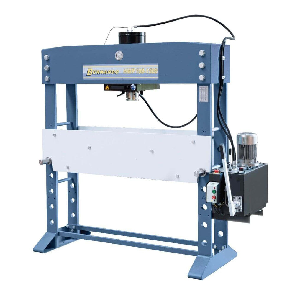 Pressa idraulica Bernardo HWP 100-1500 con passaggio da 1500 mm, cilindro scorrevole e piano regolabile, ideale per lavorazioni di grandi dimensioni.