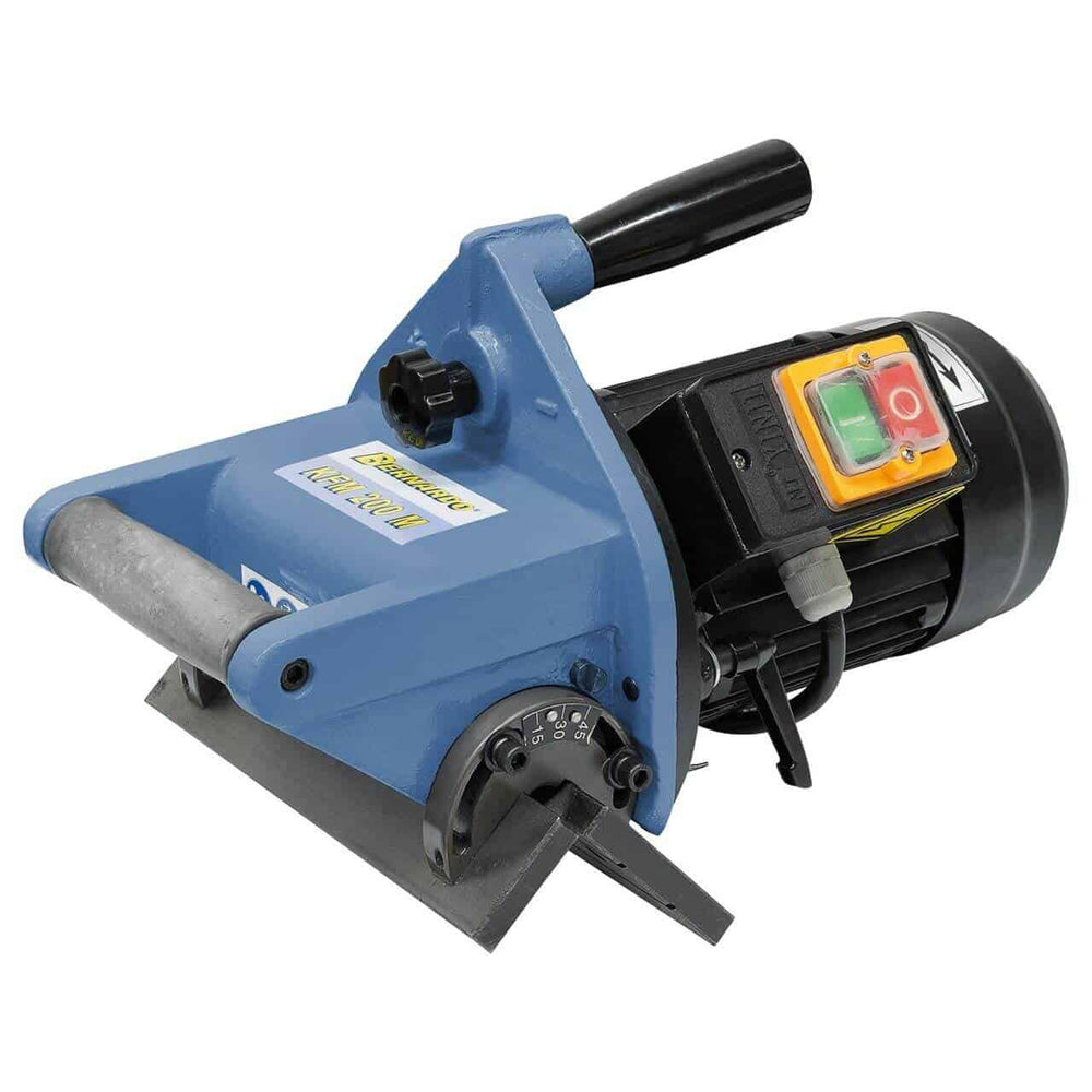 Smussatrice portatile Bernardo KFM 200 M con motore 400 V, guida da 200 mm, angolo regolabile 15°–45° e capacità di smusso fino a 10 mm.