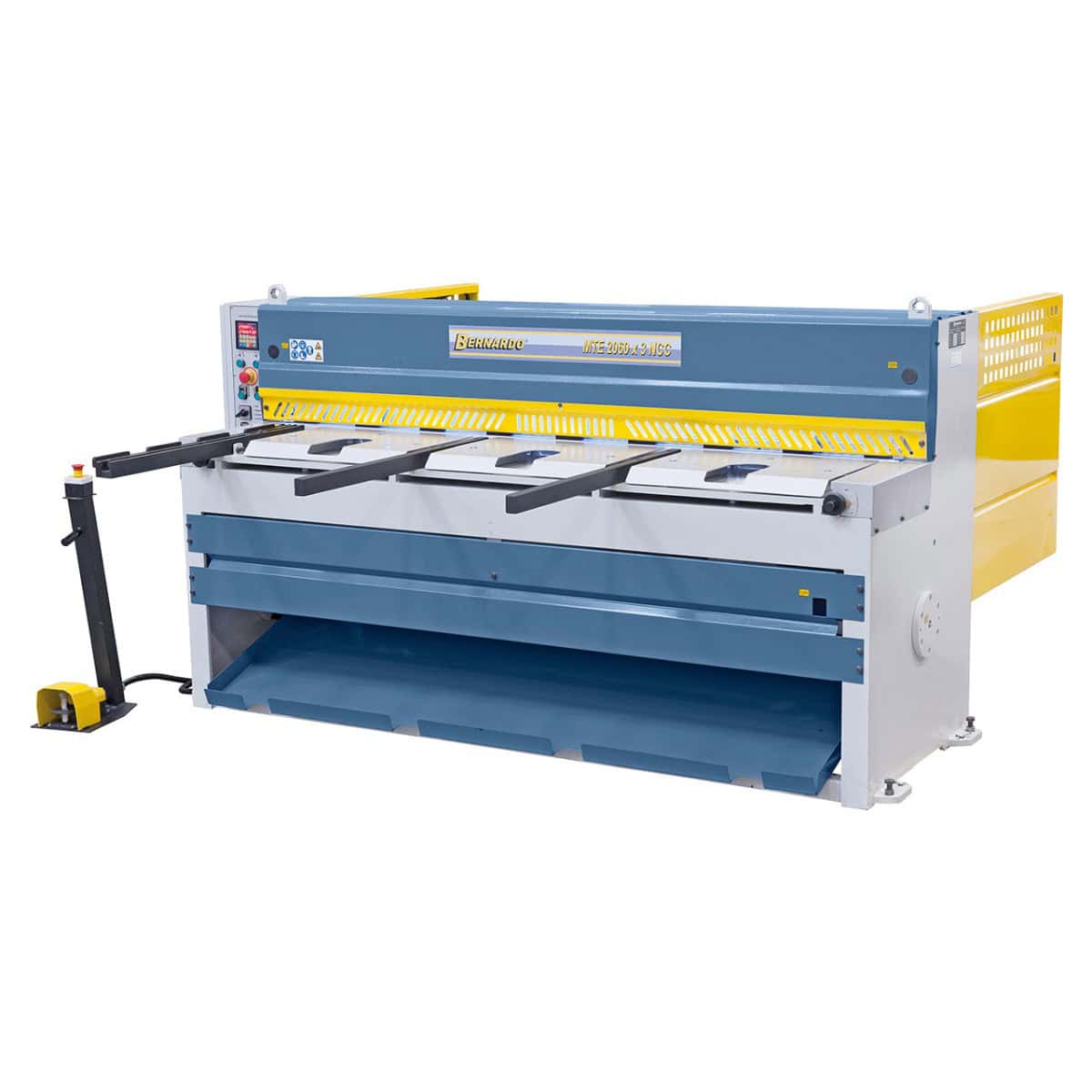 Cesoia a ghigliottina Bernardo MTE 1560 x 3 mm NCC con battuta posteriore NC motorizzata, lame doppie e tavolo a rulli integrati.
