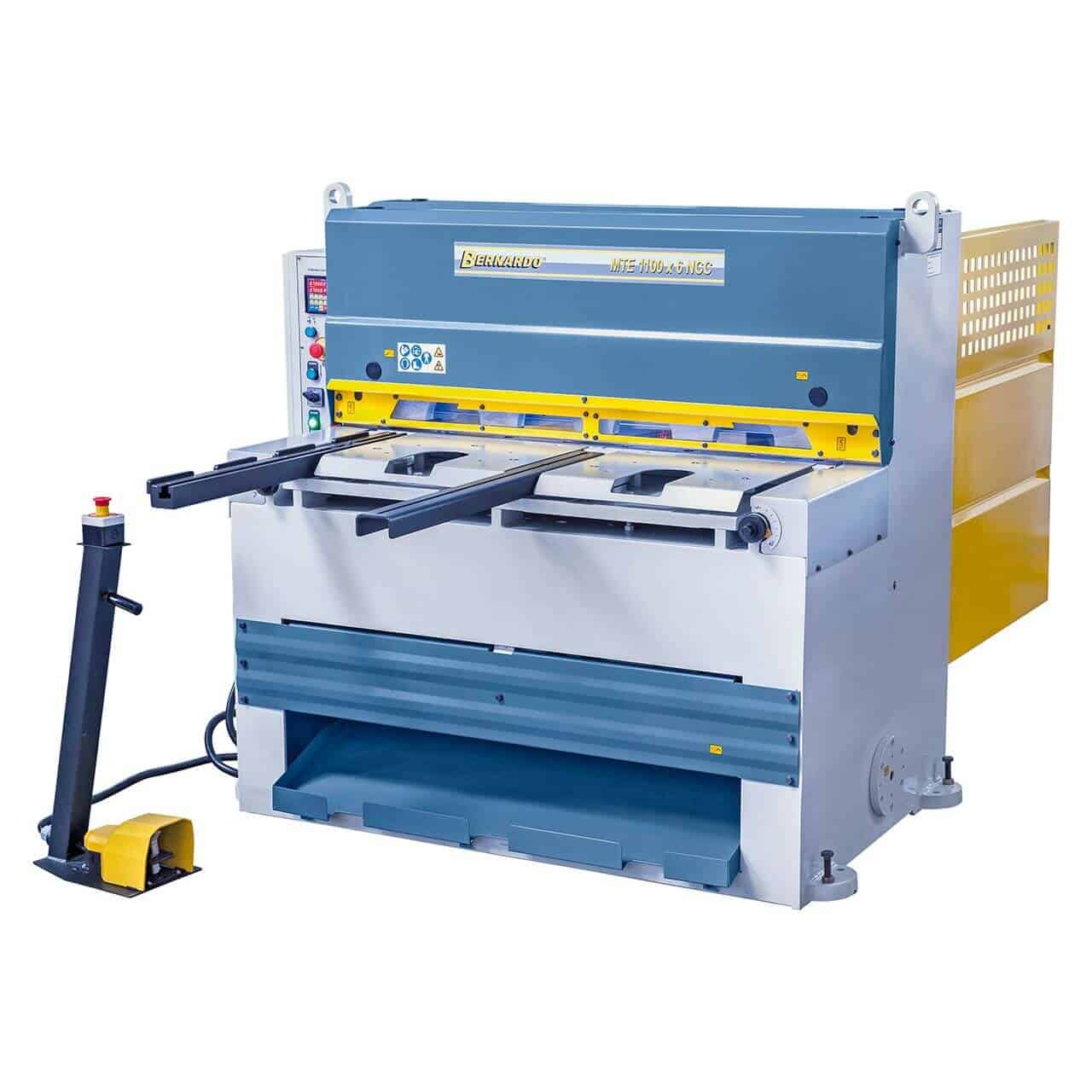 Cesoia a ghigliottina Bernardo MTE 1560 x 5 mm NCC con lame doppie in acciaio, backgauge NC motorizzato e tavolo con rulli integrati.