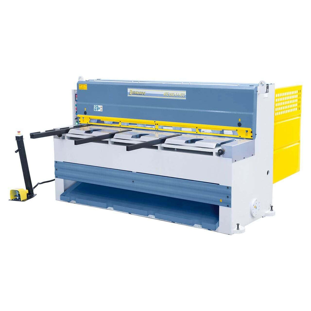 Cesoia a ghigliottina Bernardo MTE 3060 x 4 mm NCC con battuta posteriore NC motorizzata, lame doppie e tavolo con rulli integrati.