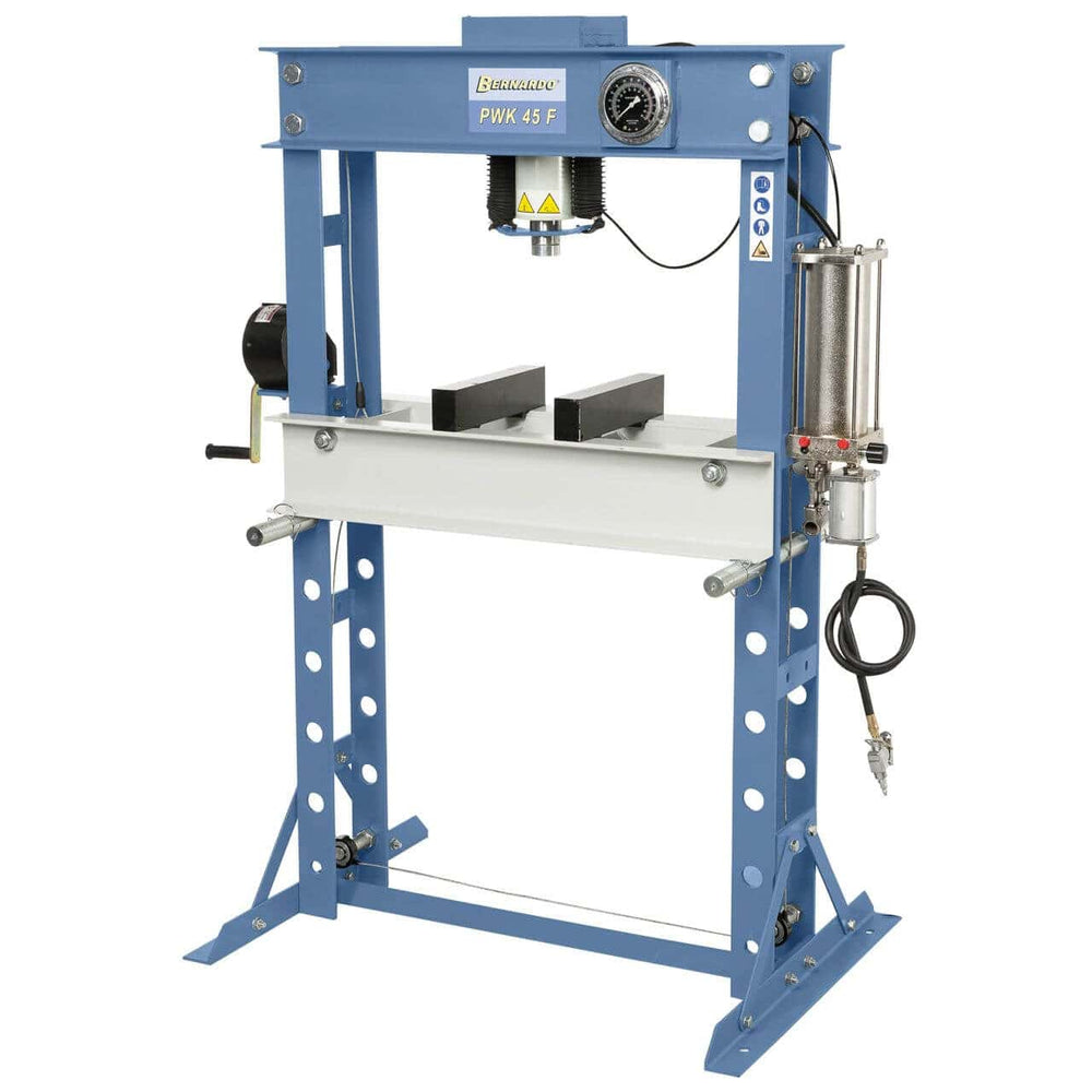 Pressa pneumatica Bernardo PWK 45 F con piano regolabile a verricello e manometro, ideale per officine e reparti manutenzione.