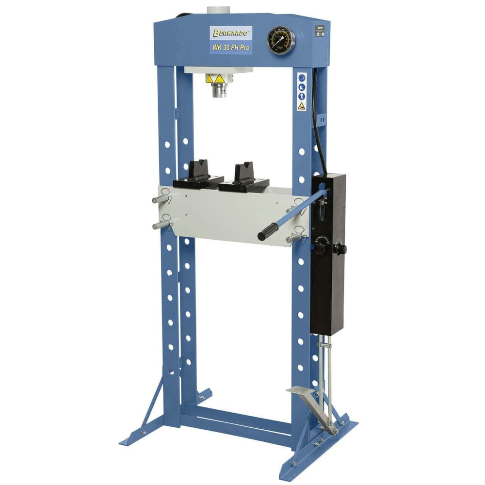 Pressa da officina Bernardo WK 30 FH Pro da 30 tonnellate con pedale, cilindro scorrevole e struttura saldata in acciaio.