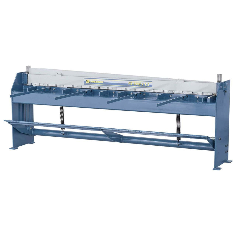 Bernardo Cesoia a pedale FS 2450 x 1,2 con struttura in ghisa, arresto posteriore regolabile e lame in acciaio di qualità per tagli netti.