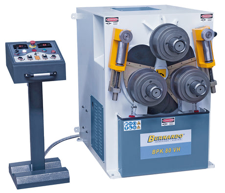 BPK 100 VH in ambiente industriale durante la curvatura di profili e tubi di grande sezione con sistema idraulico ad alta potenza.