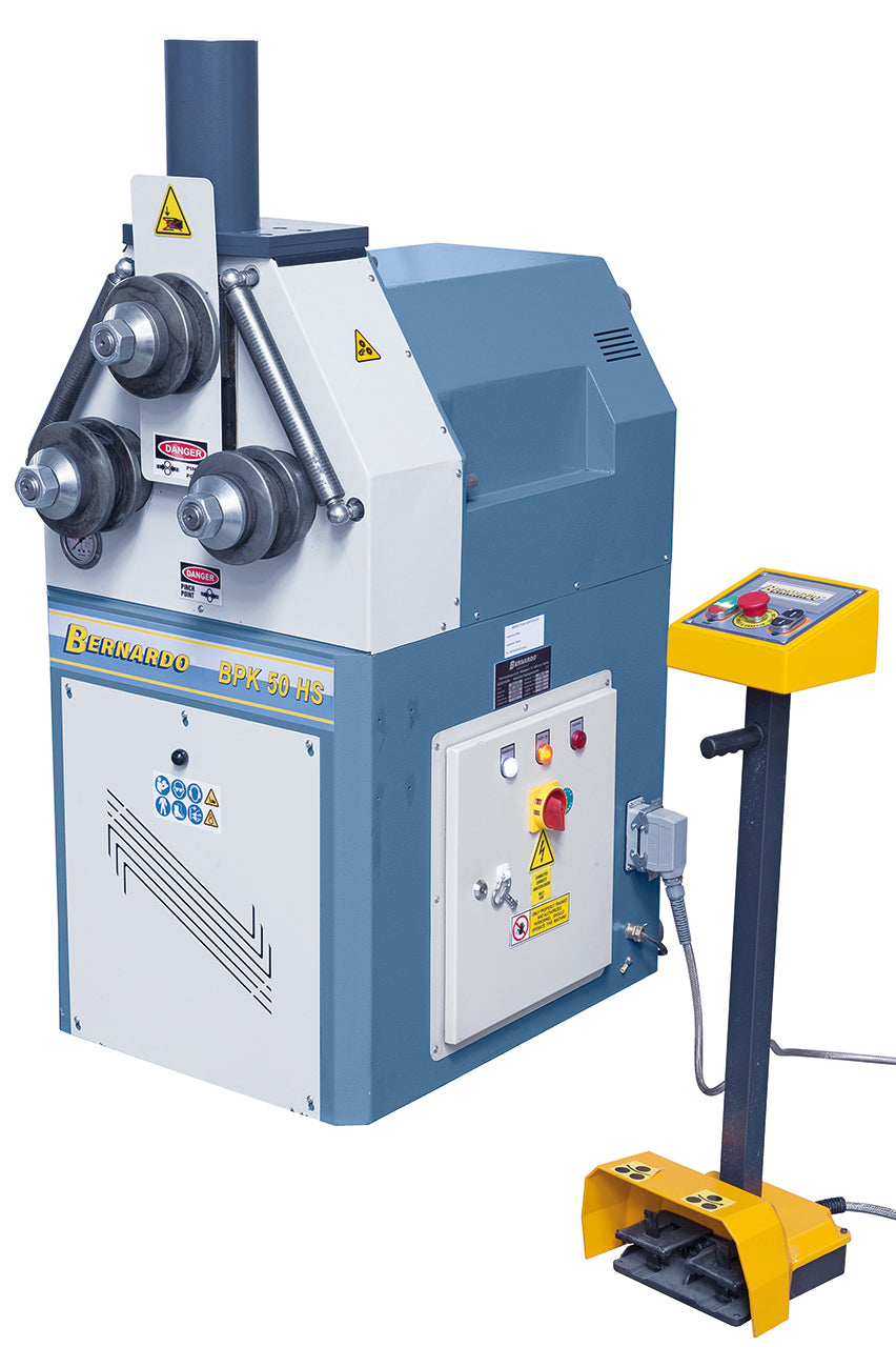 BPK 50 HS in officina durante la lavorazione di tubi e profili metallici con sistema motorizzato ad alta potenza.