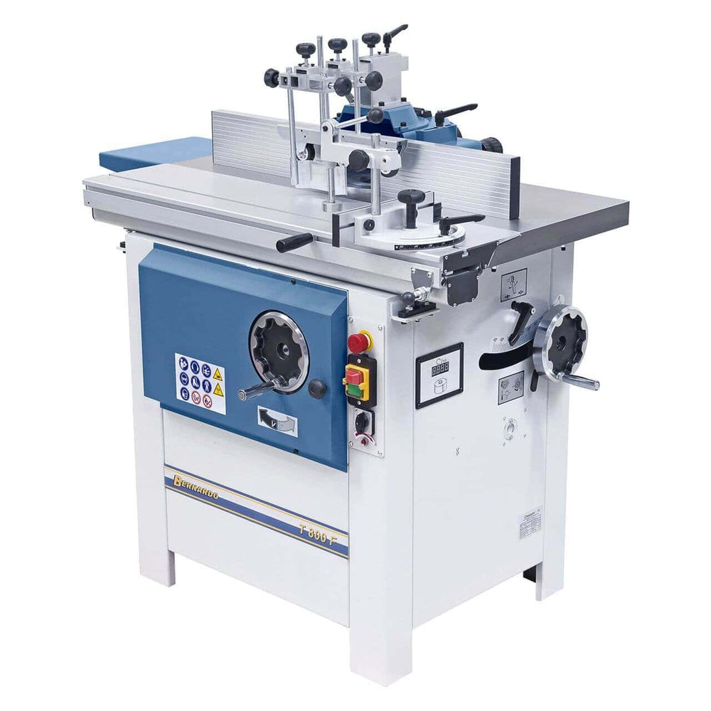 Vista della fresatrice T 800 F con struttura compatta, albero inclinabile da +5° a -45°, tavolo in ghisa e accessori per lavorazioni versatili e sicure.