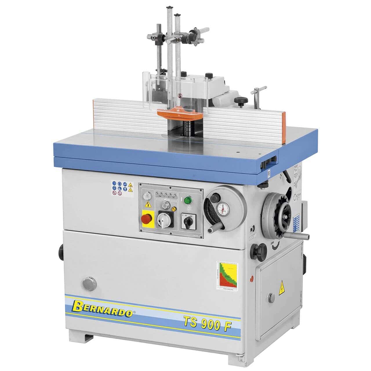 Vista della fresatrice verticale TS 900 F con ampio tavolo in ghisa grigia, carro scorrevole da 900 mm integrato, albero inclinabile e recinzione professionale in alluminio.