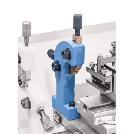  Vista laterale della lunetta mobile installata su un tornio Hobby 300 Vario, con il pezzo in rotazione supportato dai rulli della lunetta.
