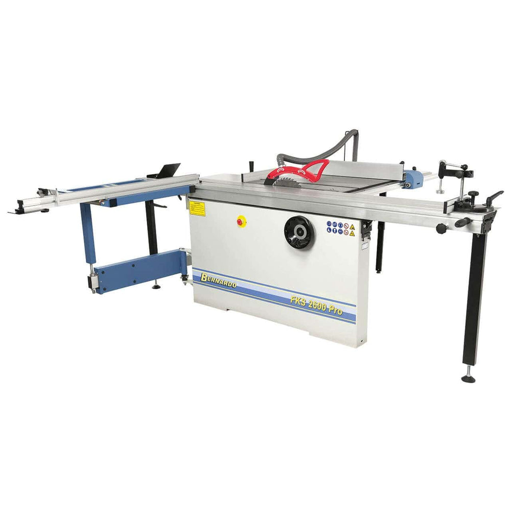 Vista della sega circolare FKS 2600 Pro con carro scorrevole da 2600 mm, tavolo in ghisa, lama inclinabile, guida telescopica e accessori professionali per il taglio di pannelli.