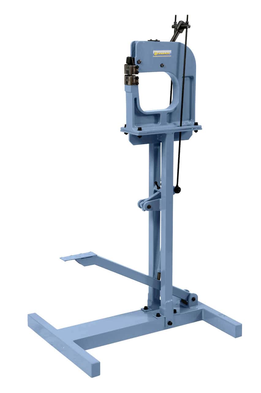 Bernardo Shrinker e Stretcher SS 20 F con gola da 245 mm, azionamento a pedale e utensili per shrinking e stretching inclusi.