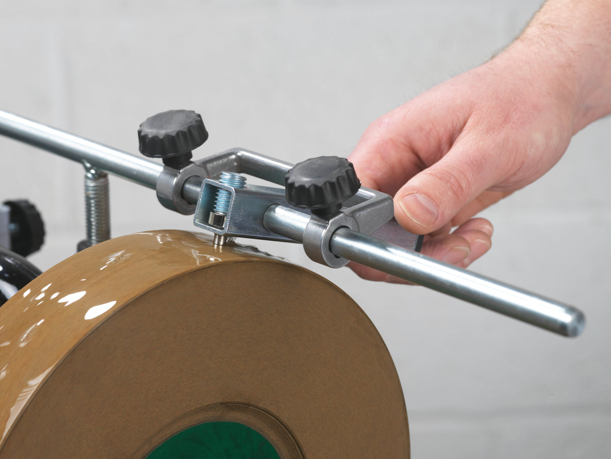 Dettaglio dello strumento diamantato WG250/K Record Power utilizzato per rendere la mola perfettamente piana e tonda.