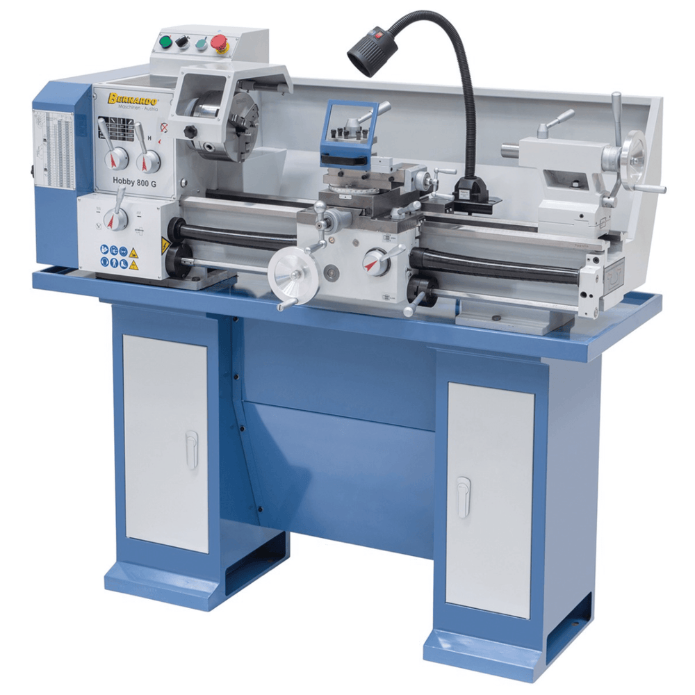 Vista del tornio Hobby 800 G con cambio a 12 marce, mandrino Ø 38 mm, bancale temprato e dotazioni standard incluse luce LED e vasca trucioli.