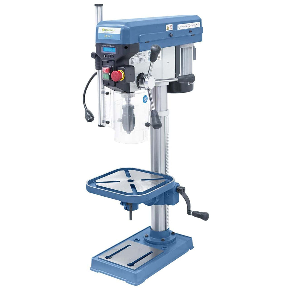 Trapano professionale da banco Bernardo BM 20 T con regolazione a 16 velocità, display digitale corsa mandrino e luce LED integrata.
