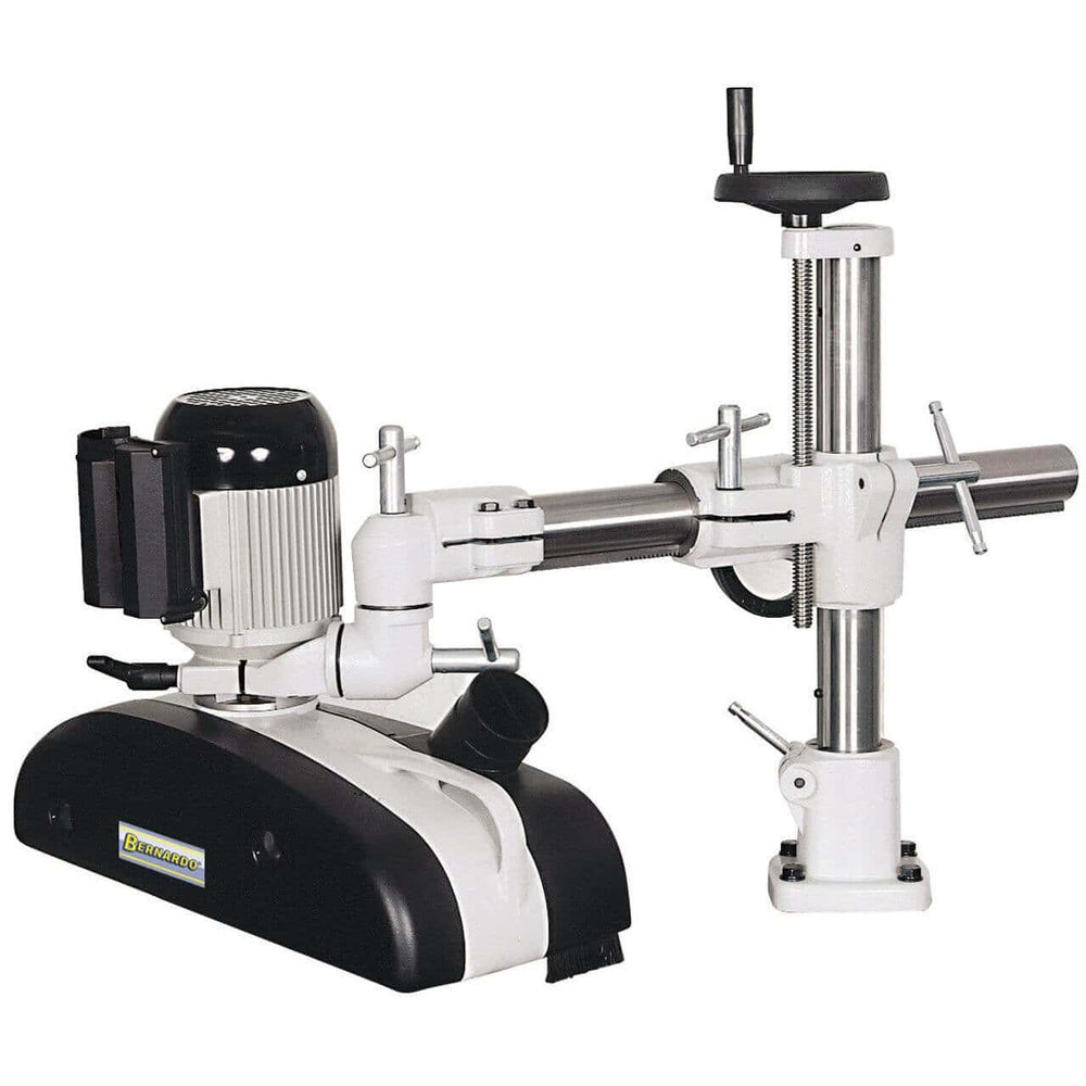 Il trascinatore Bernardo MX 48 con 4 rulli, motore da 0,75 kW e 8 velocità di avanzamento, montato su robusto cavalletto in ghisa, progettato per garantire precisione e sicurezza nelle lavorazioni professionali del legno.