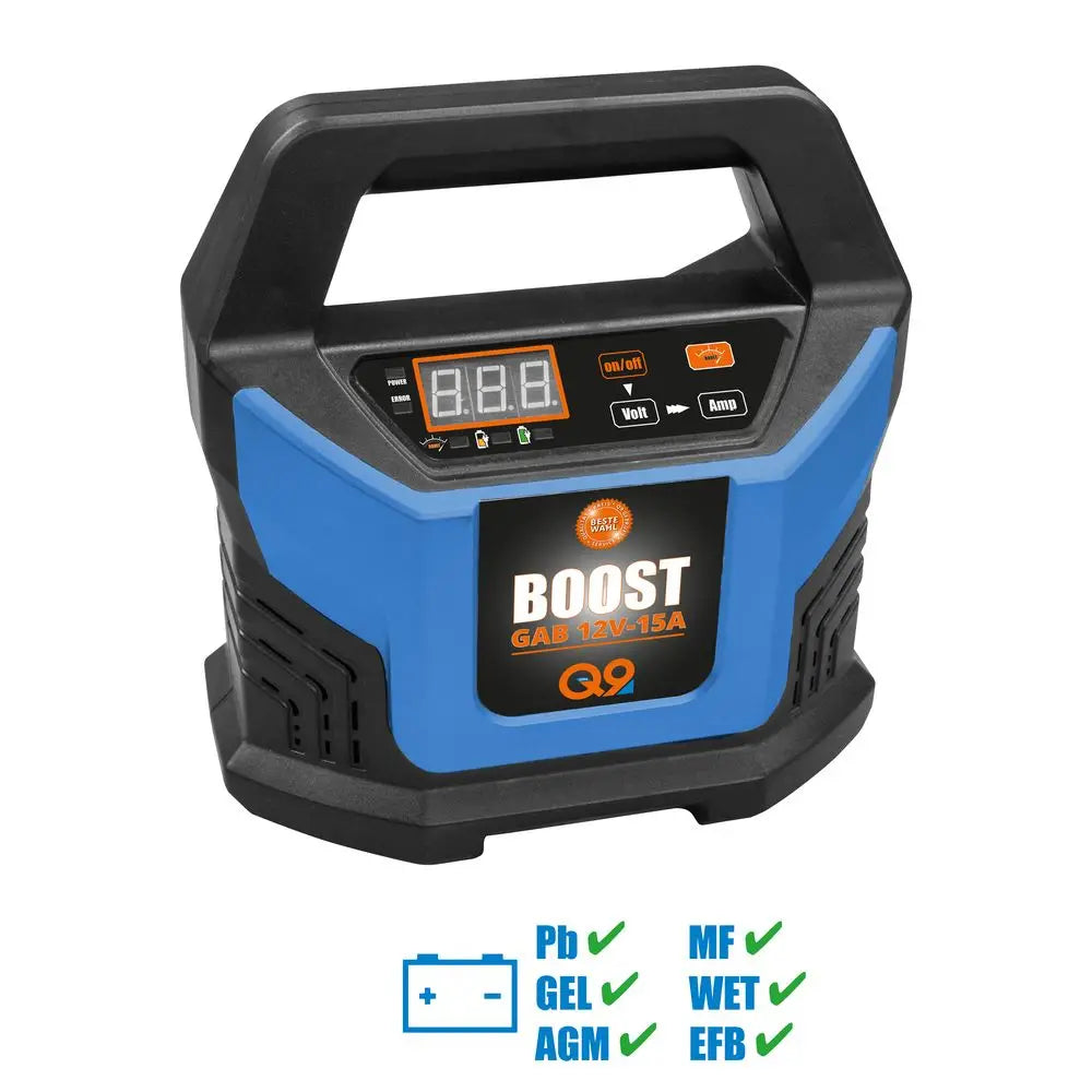 Caricabatterie automatico Güde GAB 12V-15A-BOOST con scocca blu e nera, display LED digitale, pannello di controllo con tasti Volt/Amp/on-off, maniglia ergonomica, morsetti completamente isolati, controllo della temperatura durante la ricarica, funzione BOOST 15 A per 300 secondi e presa accendisigari 12 V; compatibile con batterie PB, GEL, AGM, MF, WET ed EFB