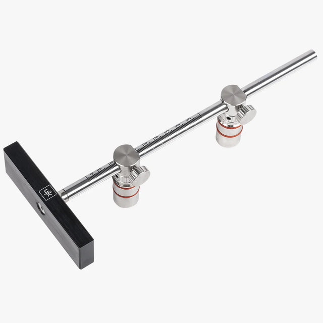 
UJK Parf Repeat Stop – fermo di ripetizione in acciaio inox con barra scorrevole scala 0–96 mm, 2 perni di fissaggio con fascia arancione a basso profilo e corpo di arresto in alluminio nero con logo UJK